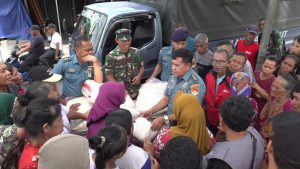 bersama-koarmada-ri-inti-salurkan-bantuan-untuk-korban-kebakaran-kemayoran