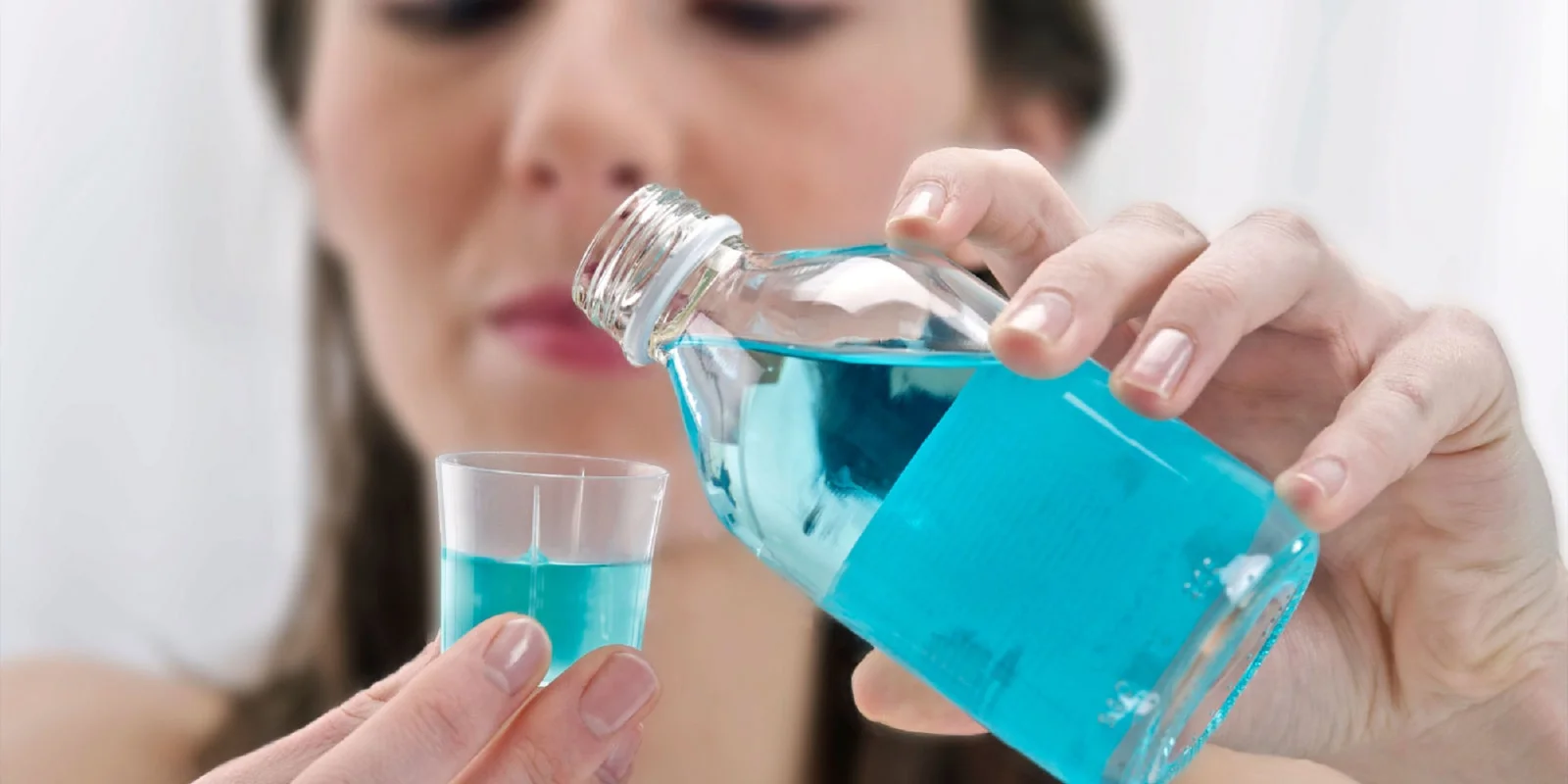 7 Cara Aman Menggunakan Obat Kumur Setiap Hari